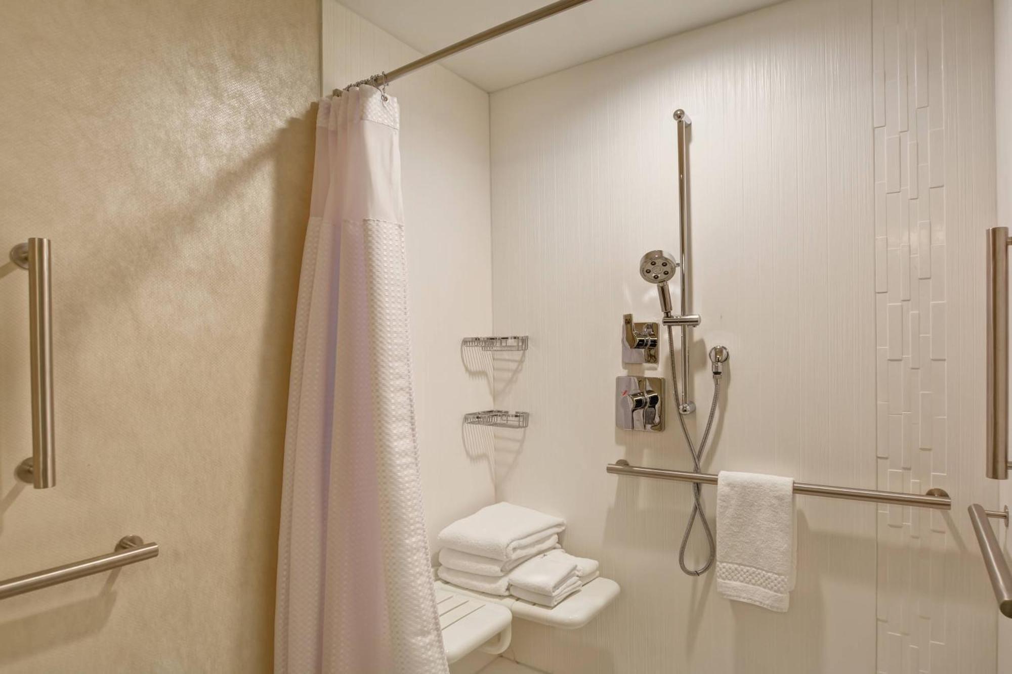 Courtyard By Marriott Long Island Islip/courthouse Complex 3*