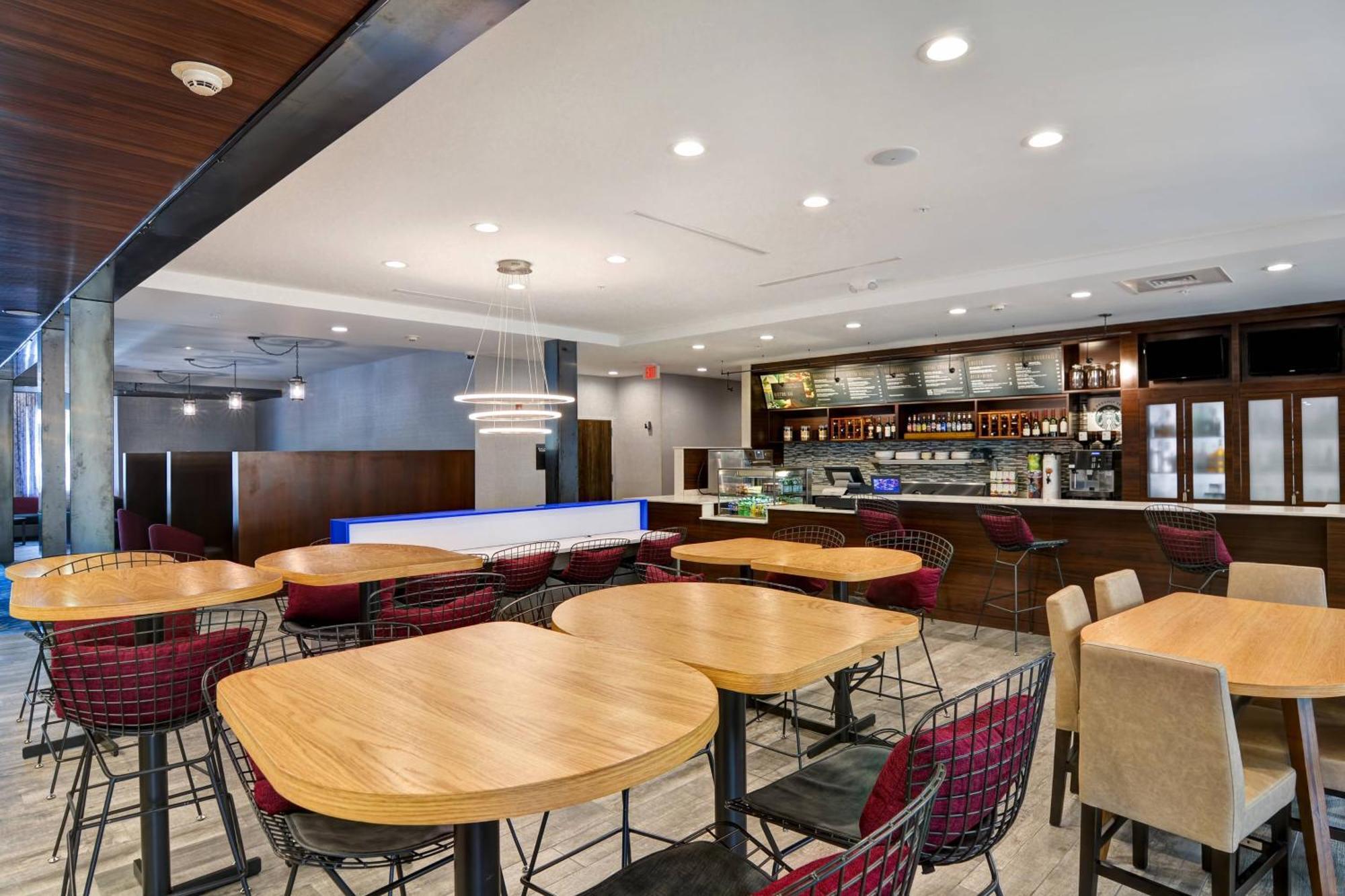 Courtyard By Marriott Long Island Islip/courthouse Complex 3*