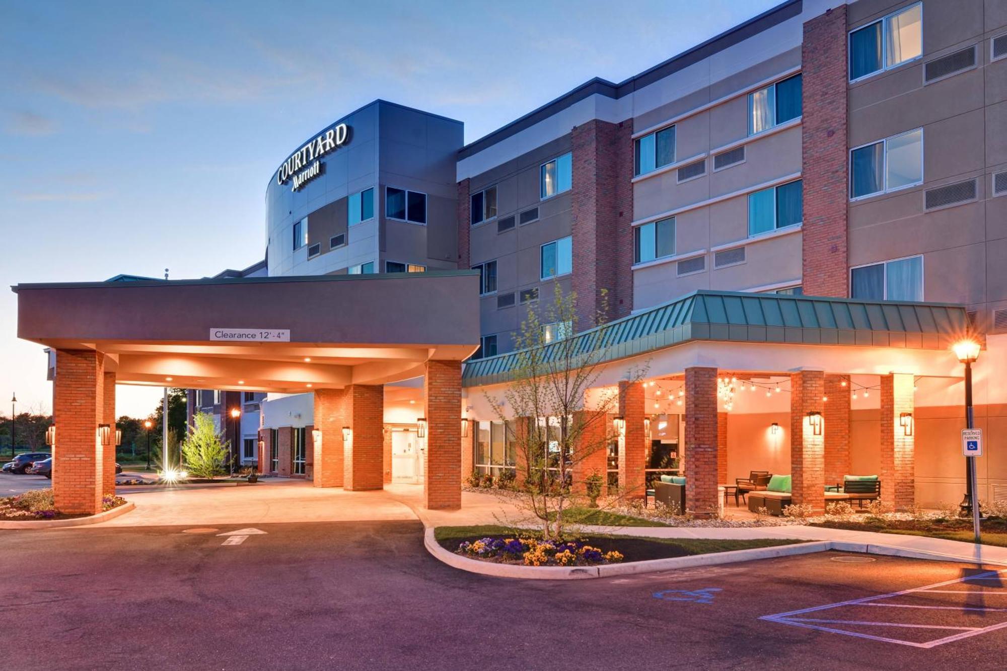 Courtyard By Marriott Long Island Islip/courthouse Complex Hotel