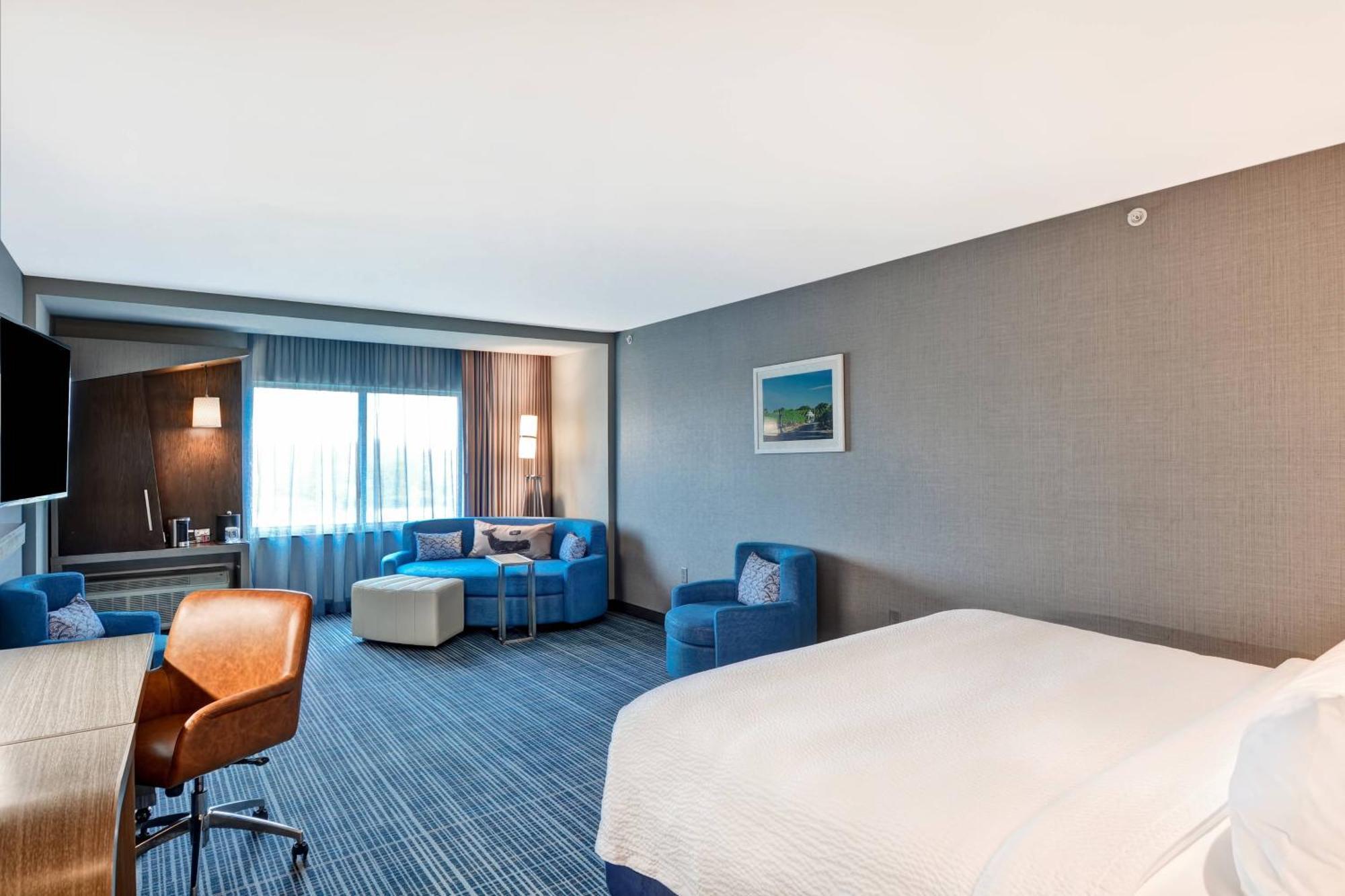 Courtyard By Marriott Long Island Islip/courthouse Complex 3*