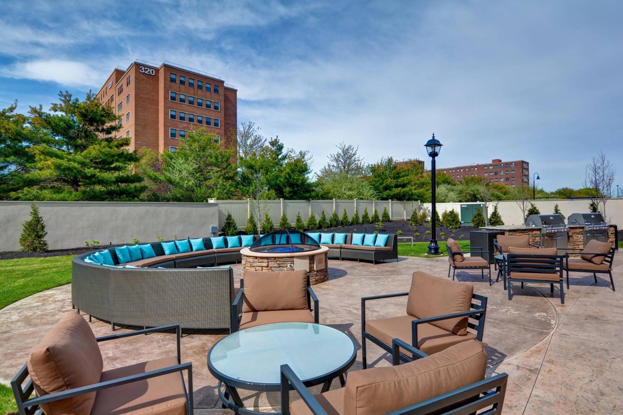 Courtyard By Marriott Long Island Islip/courthouse Complex